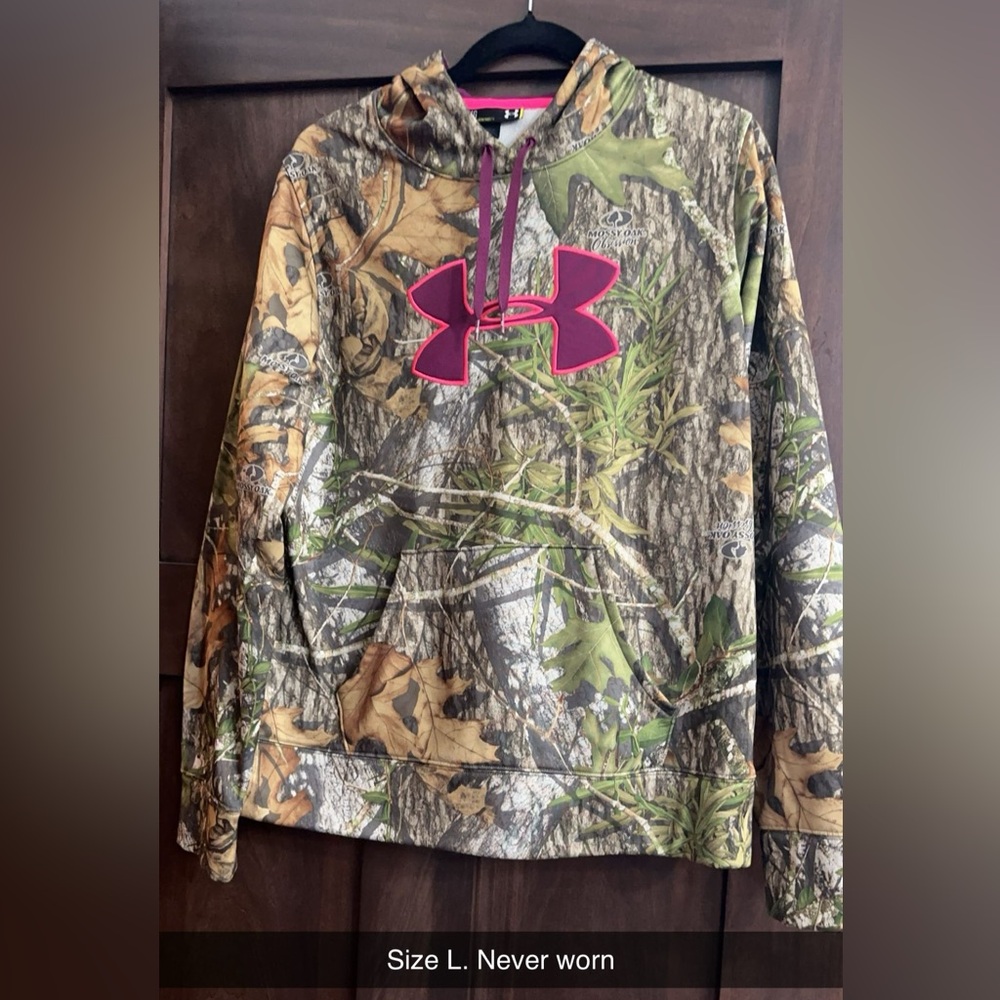 Never worn women’s Under Armour hoodie